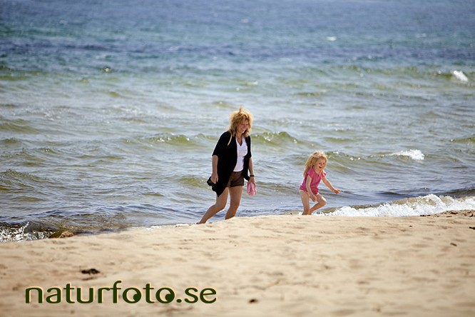 Mamma och barn i havsstranden, nyehusen, yngsjö, skåne  