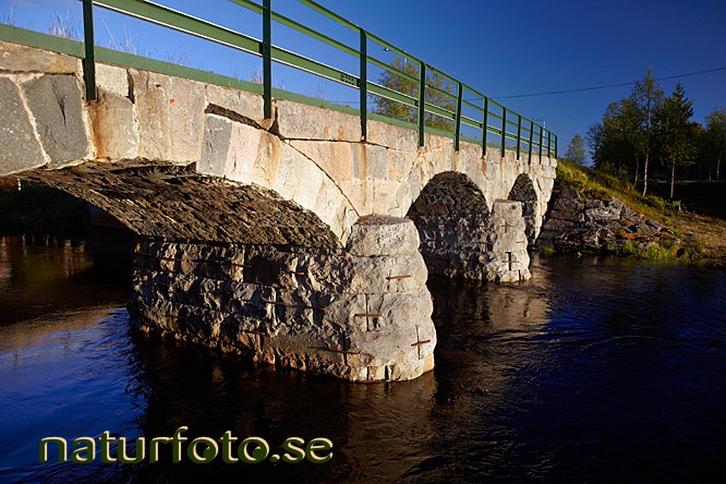 Bro över mörka vatten
bridge over troubled water, myllyjoki stenvalvsbro, stenbron, idivuoma, lappland  