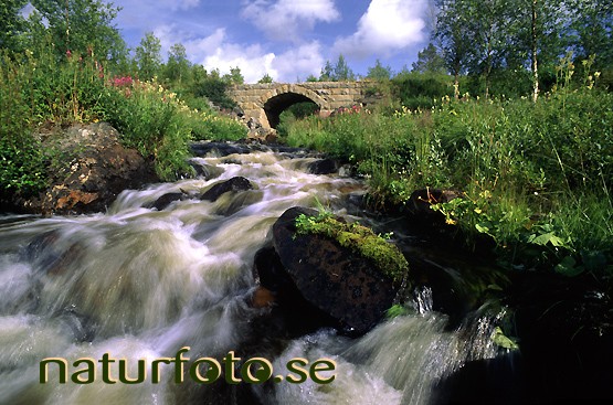 Stenvalvsbron, stenbron över luostojoki, mertajärvi, lappland  