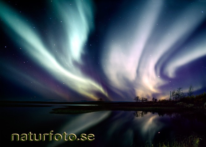 Speglande norrsken - northern lights
aurora borealis, idijärvi mertajärvi lappland  