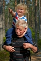 man bär pojke på axlarna
ögeltjärns naturreservat
gullviks friluftsområde