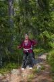 kvinna vandrar i skogen 
ögeltjärns naturreservat
gullviks friluftsområde